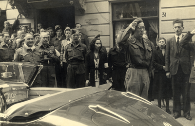 97662 Afbeelding van een saluerende Prins Bernhard, ter hoogte van het pand Maliebaan 31, alvorens weg te rijden na ...